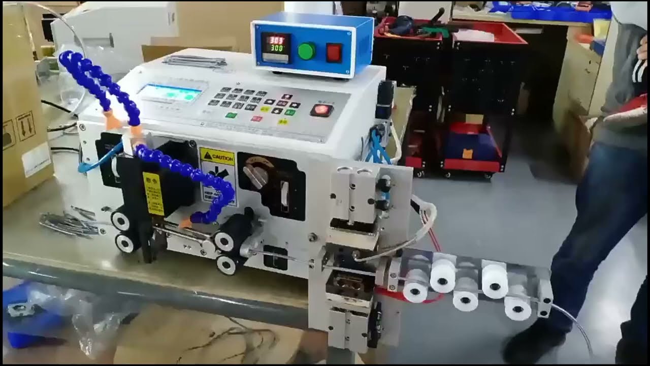 Automatický stroj na řezání a odizolování opletených drátů s vyhříváním