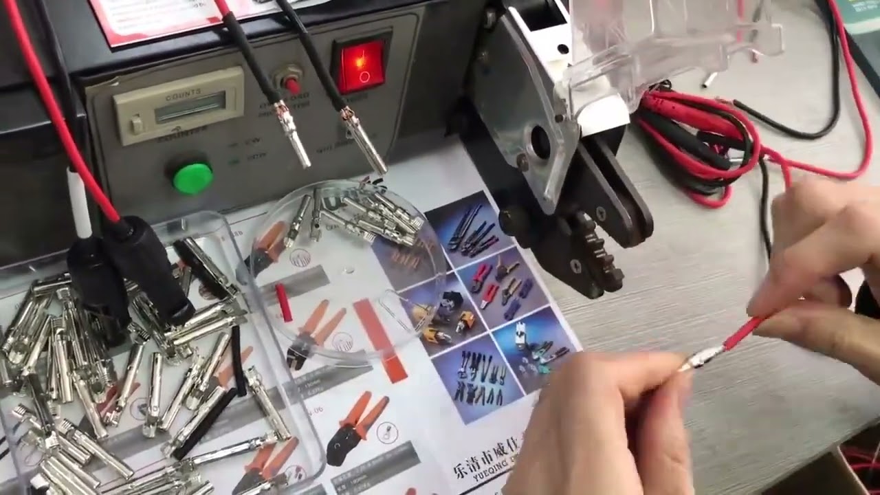 Nová elektrická krimpovačka svorek EM6B2 PRO – funkce odizolování a stříhání vodičů
