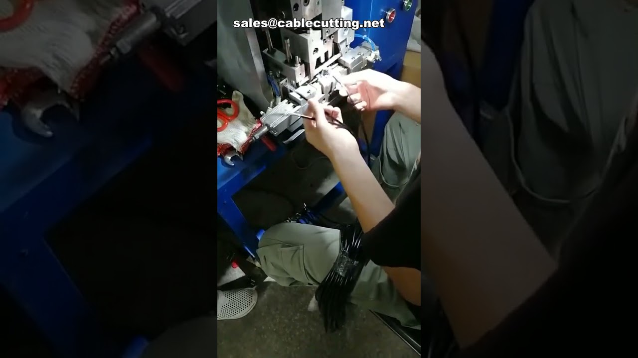 Automatické krimpovací a vsazovací stroje pro francouzské a blízkovýchodní zástrčky