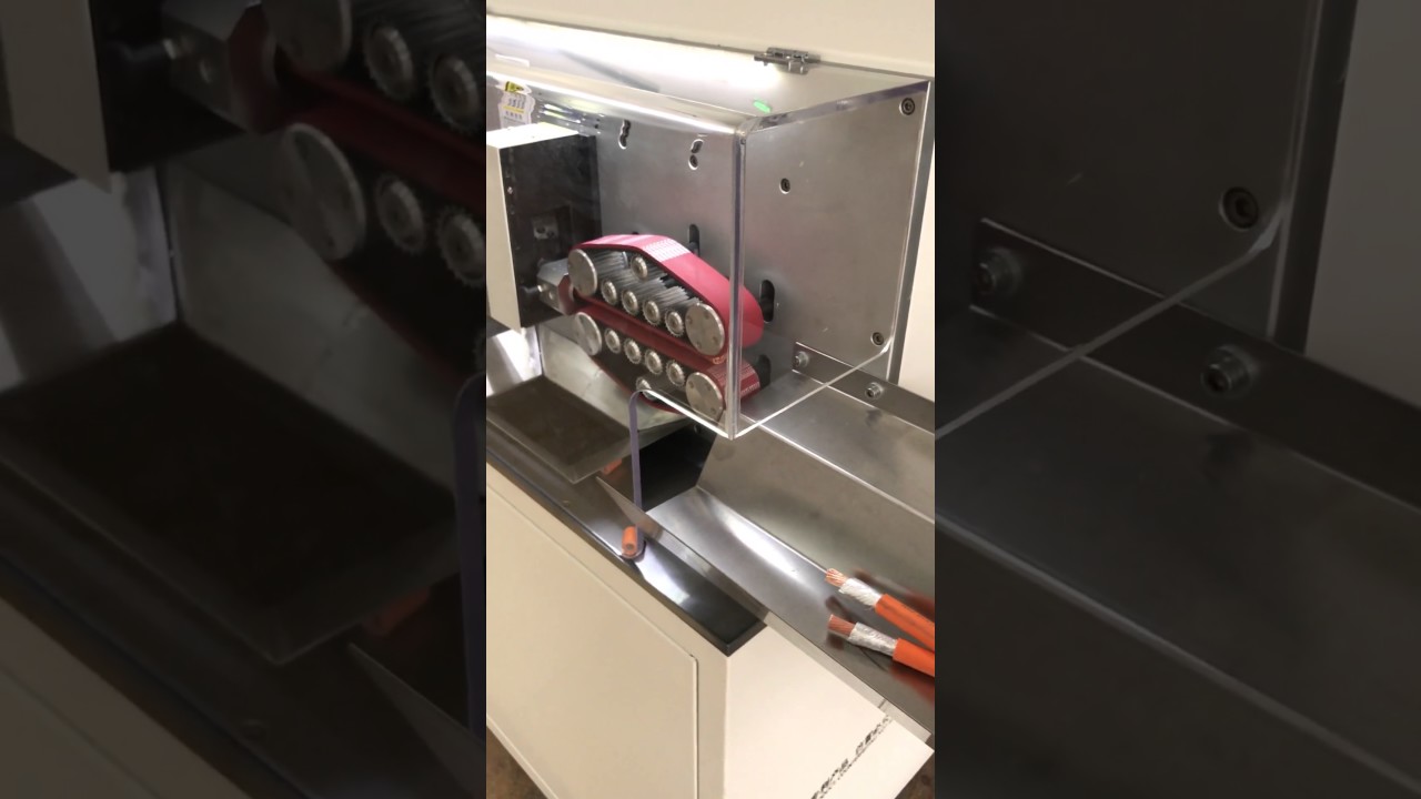 Pokročilý stroj na odizolování a řezání šroubů pro kabelové svazky elektromobilů