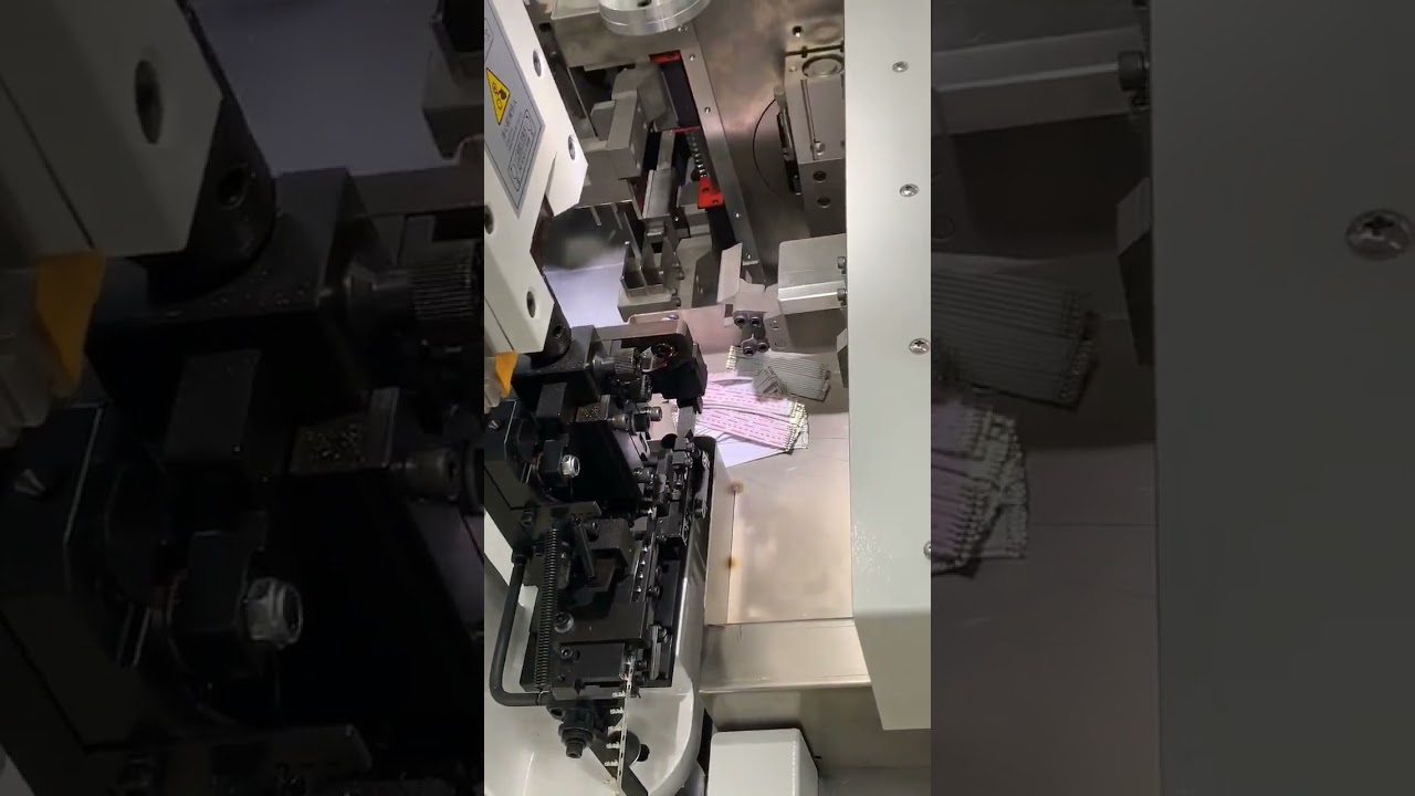 Plně automatický dvouhlavý krimpovací stroj pro kabelové svazky – ukázka práce #továrna #stroj