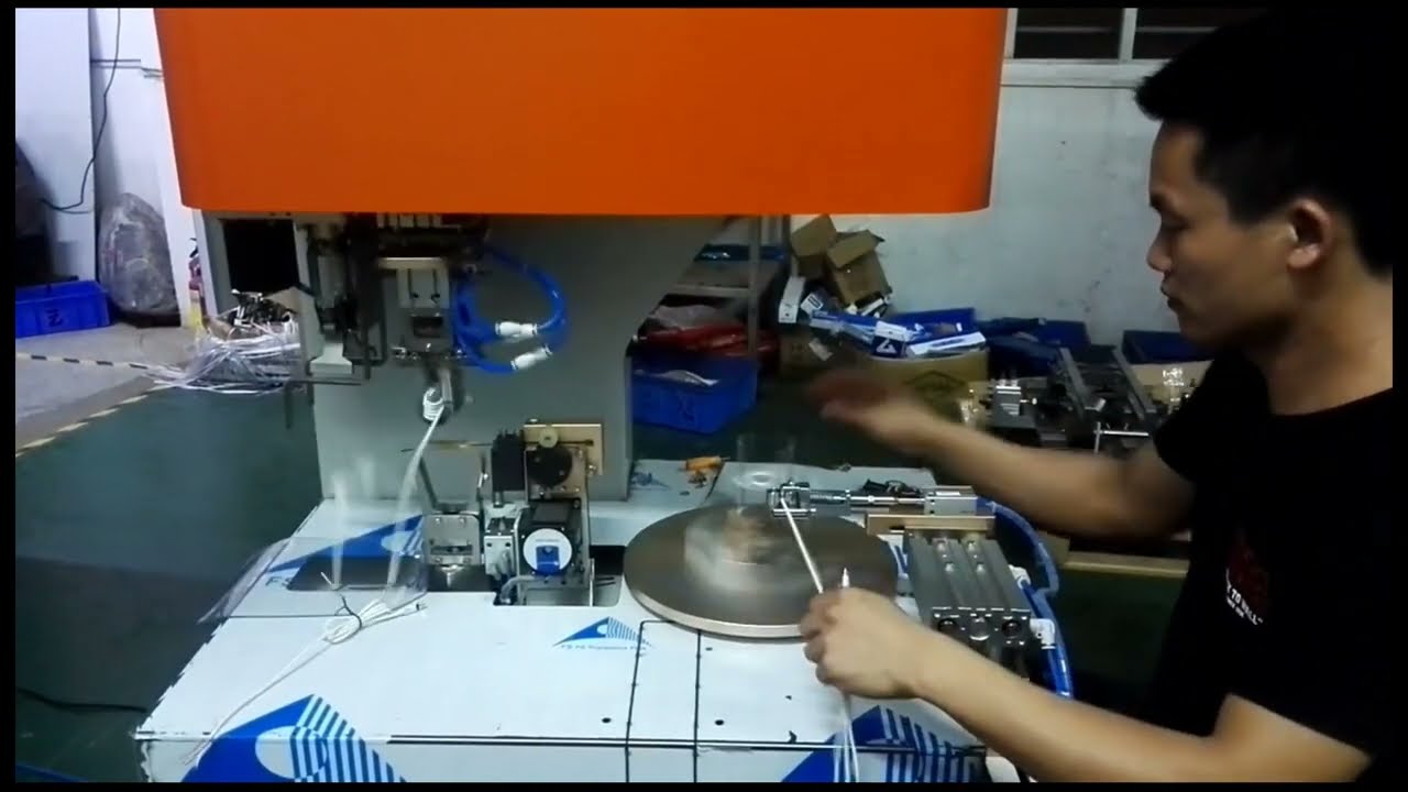 Automatický stroj na navíjení, vázání a balení kabelů a drátů