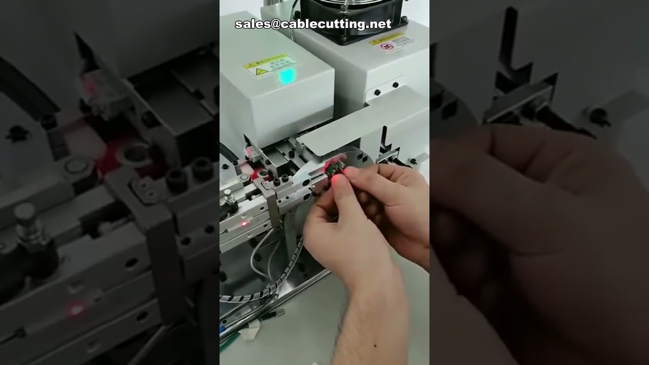 Automatický stroj na vkládání a ohřev návleků na kabely – průmyslové řešení