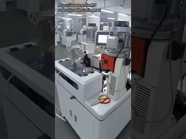 Automatický stroj na řezání, odizolování a krimpování drátů